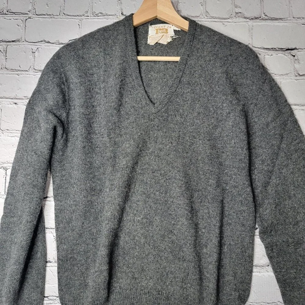 Vintage‎ Trent 74 Robert Bruce 100% 2-Ply Wool Gray Vneck Sweater Size M